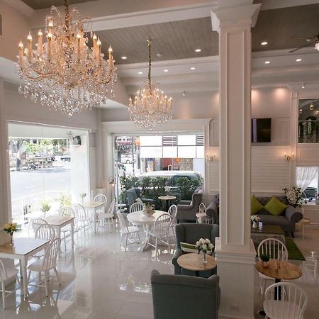 Mali @Silom Boutique Hotel Банкок Екстериор снимка