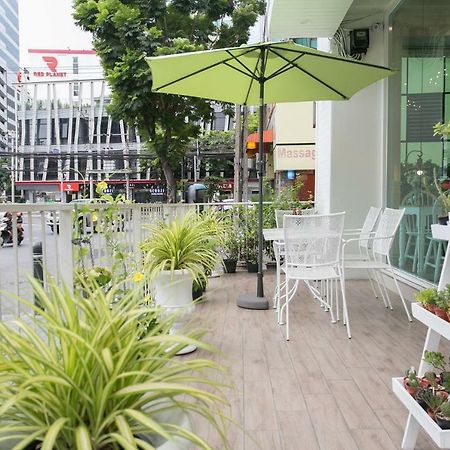 Mali @Silom Boutique Hotel Банкок Екстериор снимка
