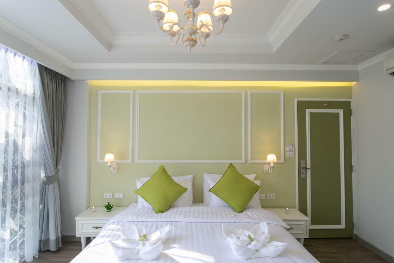 Mali @Silom Boutique Hotel Банкок Екстериор снимка