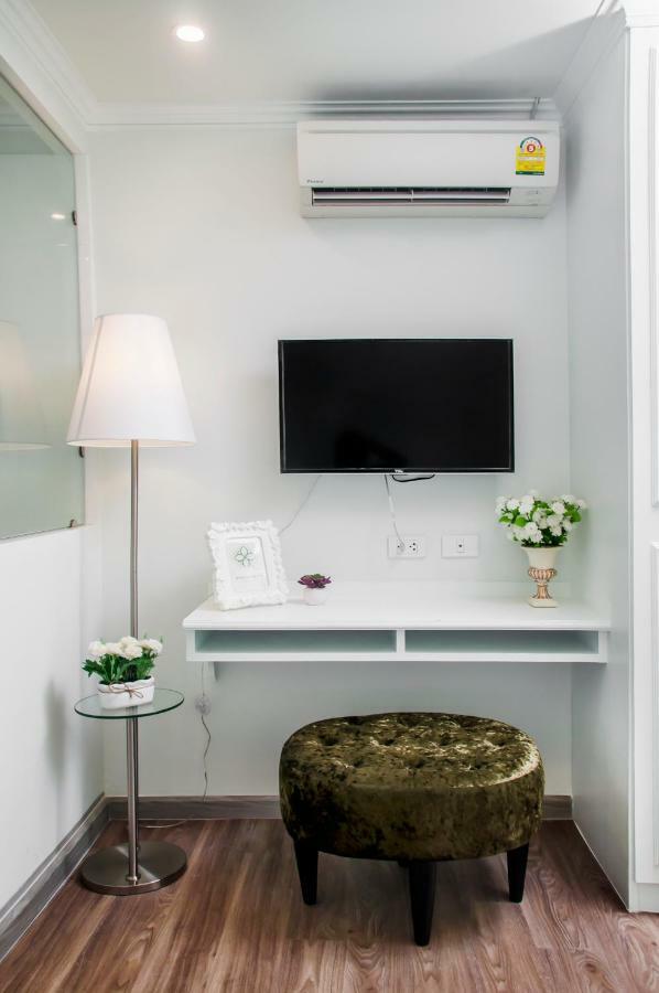 Mali @Silom Boutique Hotel Банкок Екстериор снимка