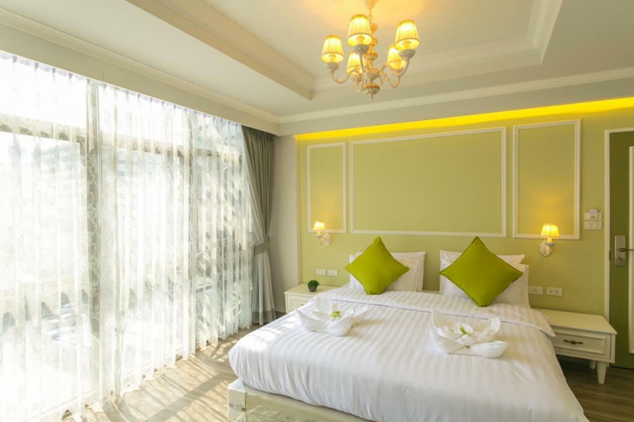 Mali @Silom Boutique Hotel Банкок Екстериор снимка
