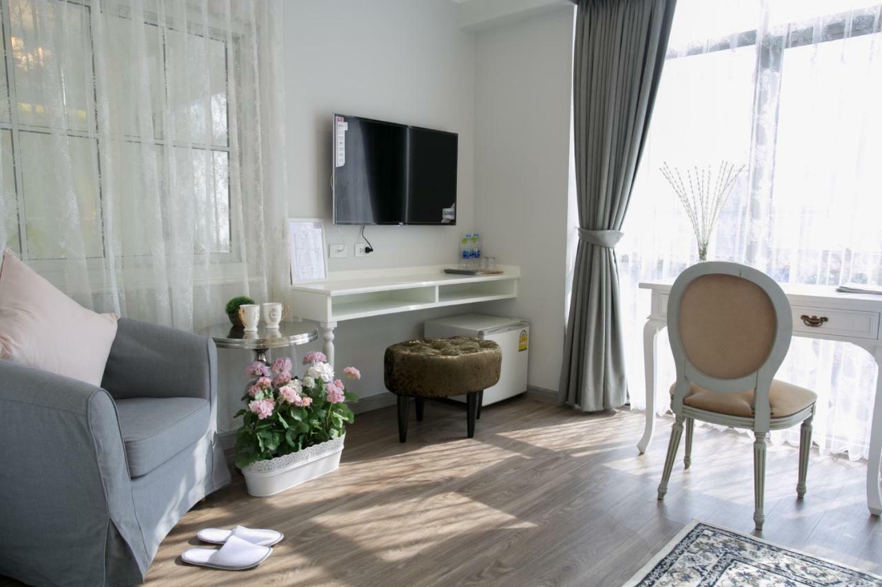 Mali @Silom Boutique Hotel Банкок Екстериор снимка