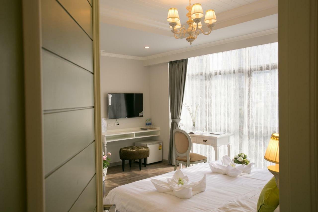Mali @Silom Boutique Hotel Банкок Екстериор снимка